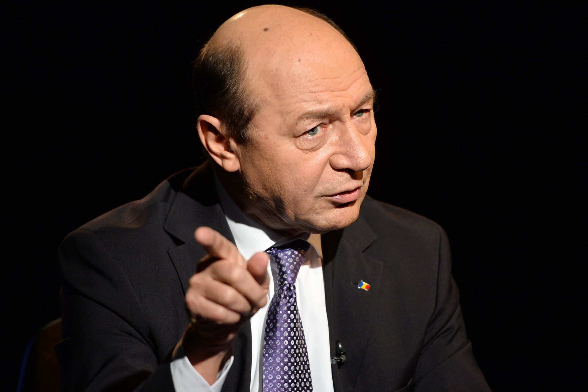 Președintele Traian Băsescu semnează ÎMPOTRIVA ACCIZEI la carburanţi