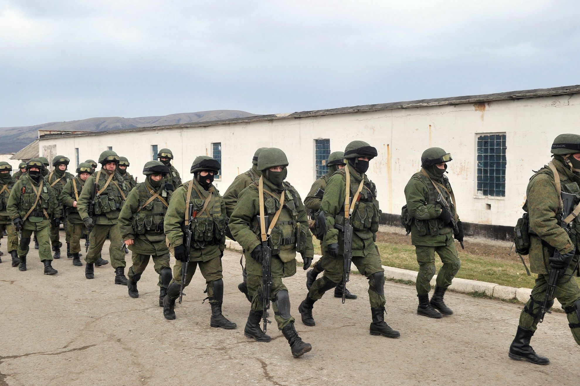Crimeea, "sub controlul complet al Moscovei". Vestul cere dialog, militarii ruşi continuă acţiunile