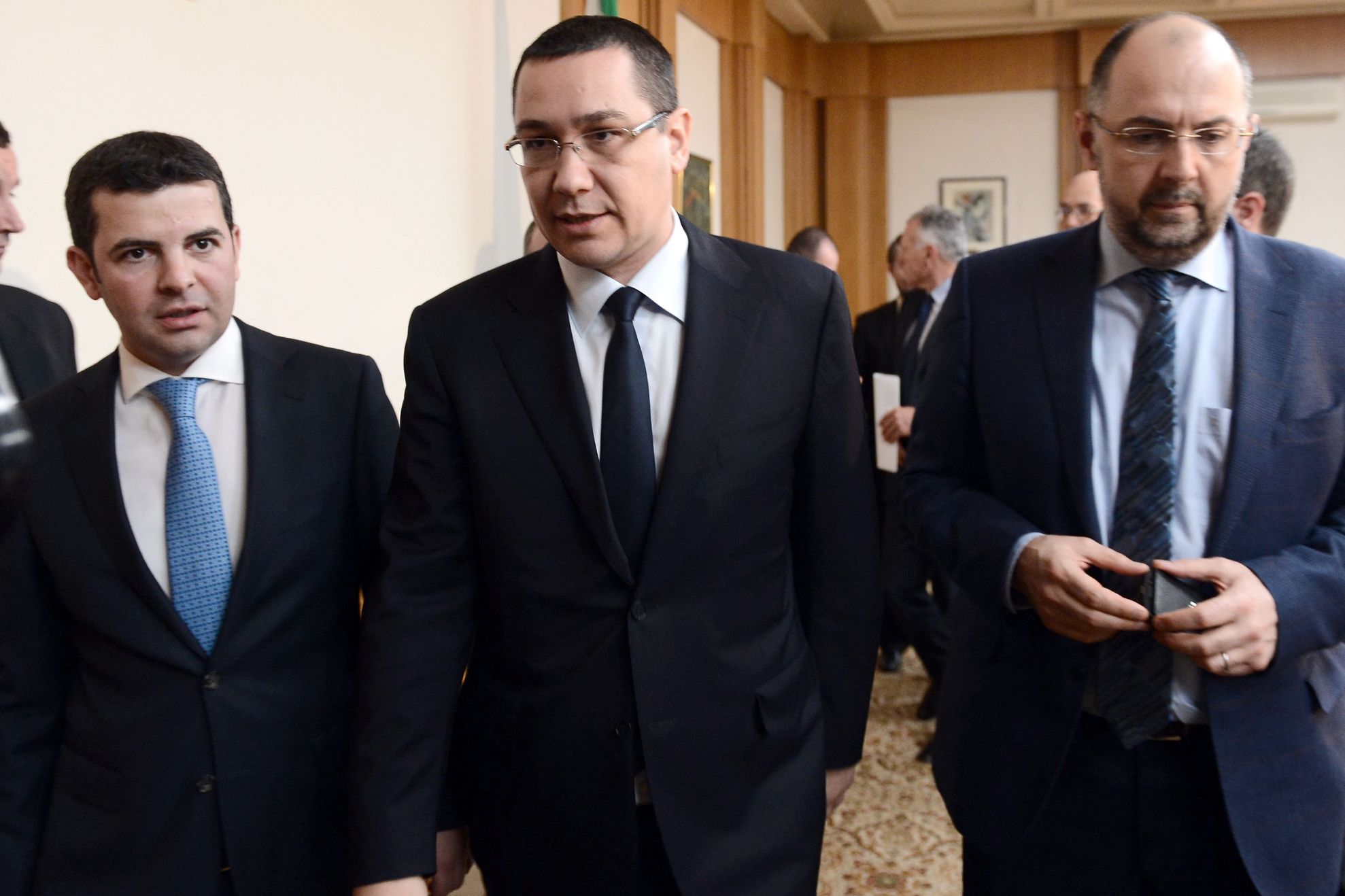 GUVERNUL PONTA 3. Noul Guvern, CONTESTAT de liderii PSD. ÎNTÂLNIRE SECRETĂ LA UN HOTEL