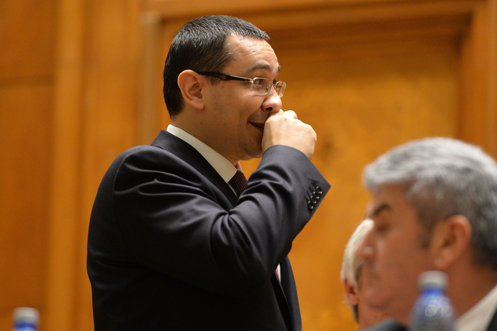 Antonescu, lui Ponta: Consideraţi că Parlamentul este doar o secţie a partidului cu slujbaşi