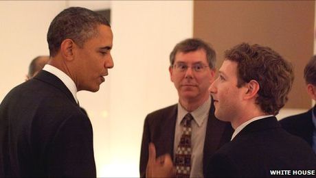 Motivul pentru care Mark Zuckerberg, fondatorul FACEBOOK, L-A SUNAT pe BARACK OBAMA
