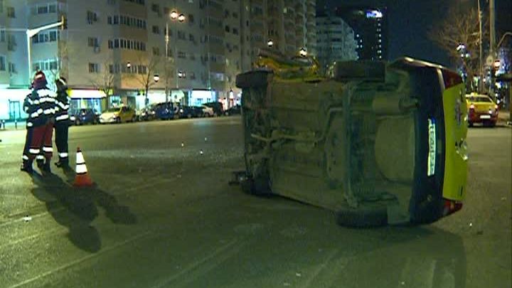 Taxi spulberat după ce o șoferiță a trecut pe culoarea roșie a semaforului