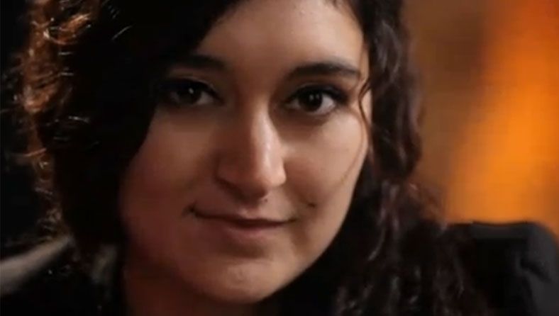 Din tabăra de romi, la Universitatea Sorbona! Studenta care i-a uimit pe francezi a lansat o carte