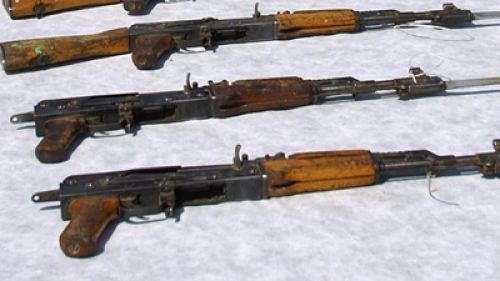 MILITARII ucraineni din Crimeea, AUTORIZAŢI să folosească ARMELE