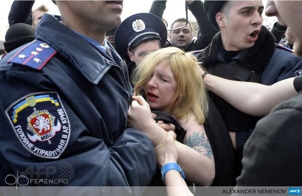 Două activiste Femen, arestate în Crimeea pentru denunţarea "războiului lui Putin"