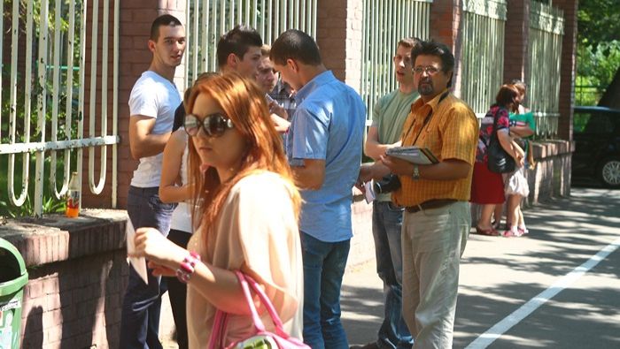 BACALAUREAT 2014. Elevii au ieşit din sală şi după o oră. DESCARCĂ SUBIECTELE LA MATEMATICĂ