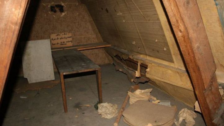 A descoperit o cameră secretă în podul casei sale 