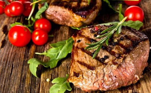 Un regim prea bogat în proteine animale este mai periculos decât fumatul 