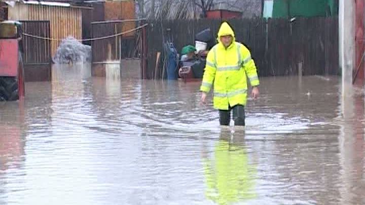 COD PORTOCALIU DE INUNDAŢII pentru mai multe judeţe din ţară. ZECI DE PERSOANE EVACUATE, în OLT