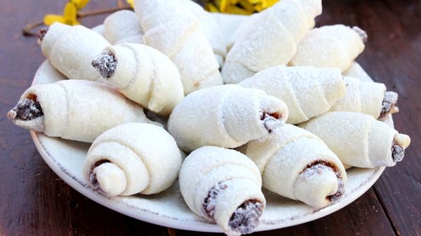 Cornulețe cu vișine, un desert românesc autentic și extrem de delicios. Se topesc în gură!/ Arhivă foto
