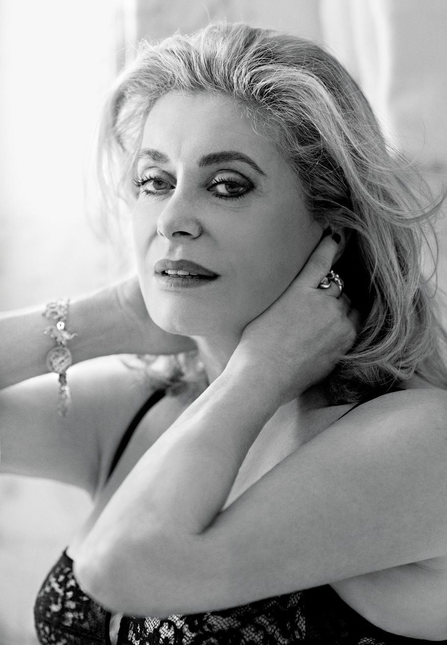 CATHERINE DENEUVE, ipostază INCREDIBILĂ pentru un fost sex-simbol: în body şi colanţi la 70 de ani
