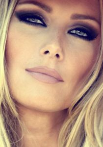 MACHIAJ pentru blonde: Cum să te machiezi de zi şi de seară