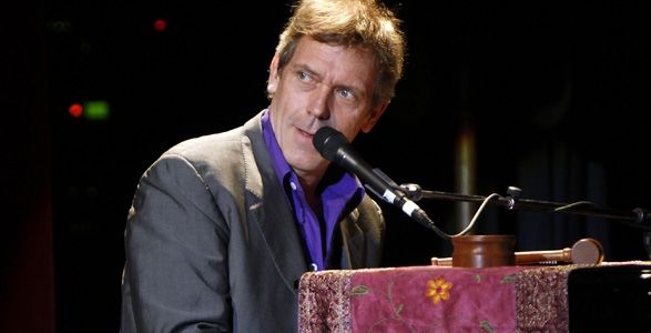 DR. HOUSE vine în România să susţină un concert. VEZI CUM CÂNTĂ actorul britanic