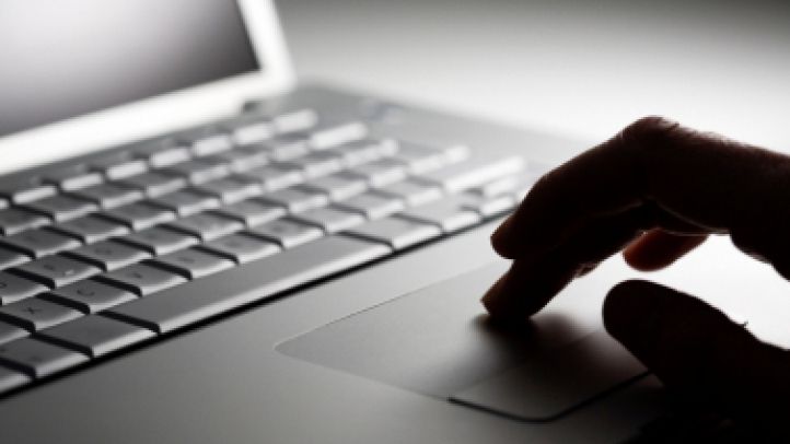 Trei tineri, condamnaţi pentru pornografie infantilă după ce au postat poze indecente pe internet