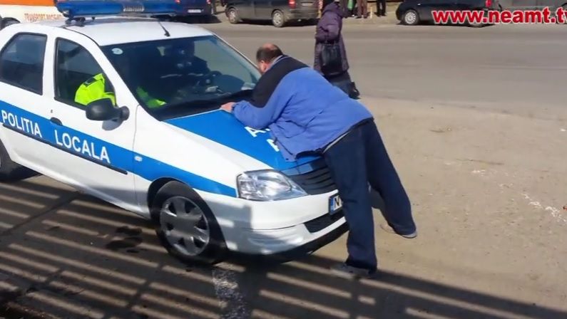 SCENE INCREDIBILE la Piatra Neamţ: POLIŢIA LOCALĂ fuge cu bărbatul amendat pe capota maşinii