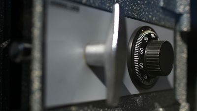 Băcăuan arestat după ce a furat seiful cu bani dintr-o primărie