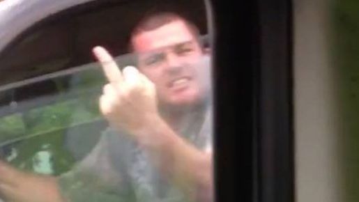 VIDEO INCREDIBIL. A făcut un semn obscen în trafic, apoi a primit răsplata meritată