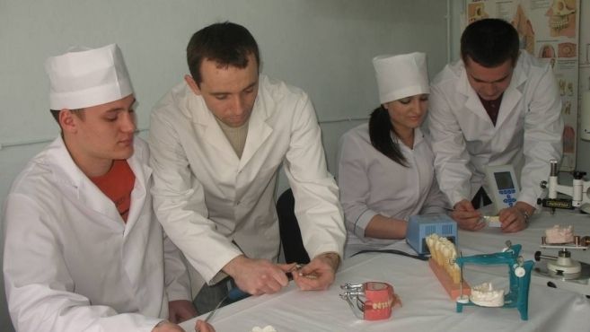 MEDICII REZIDENŢI IES ÎN STRADĂ: "Vrem să ne fie plătite gărzile şi orele suplimentare!"
