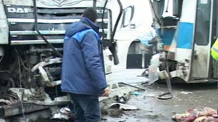 ACCIDENT CUMPLIT în Bacău. Un MICROBUZ CU PASAGERI a fost LOVIT DE TIR 