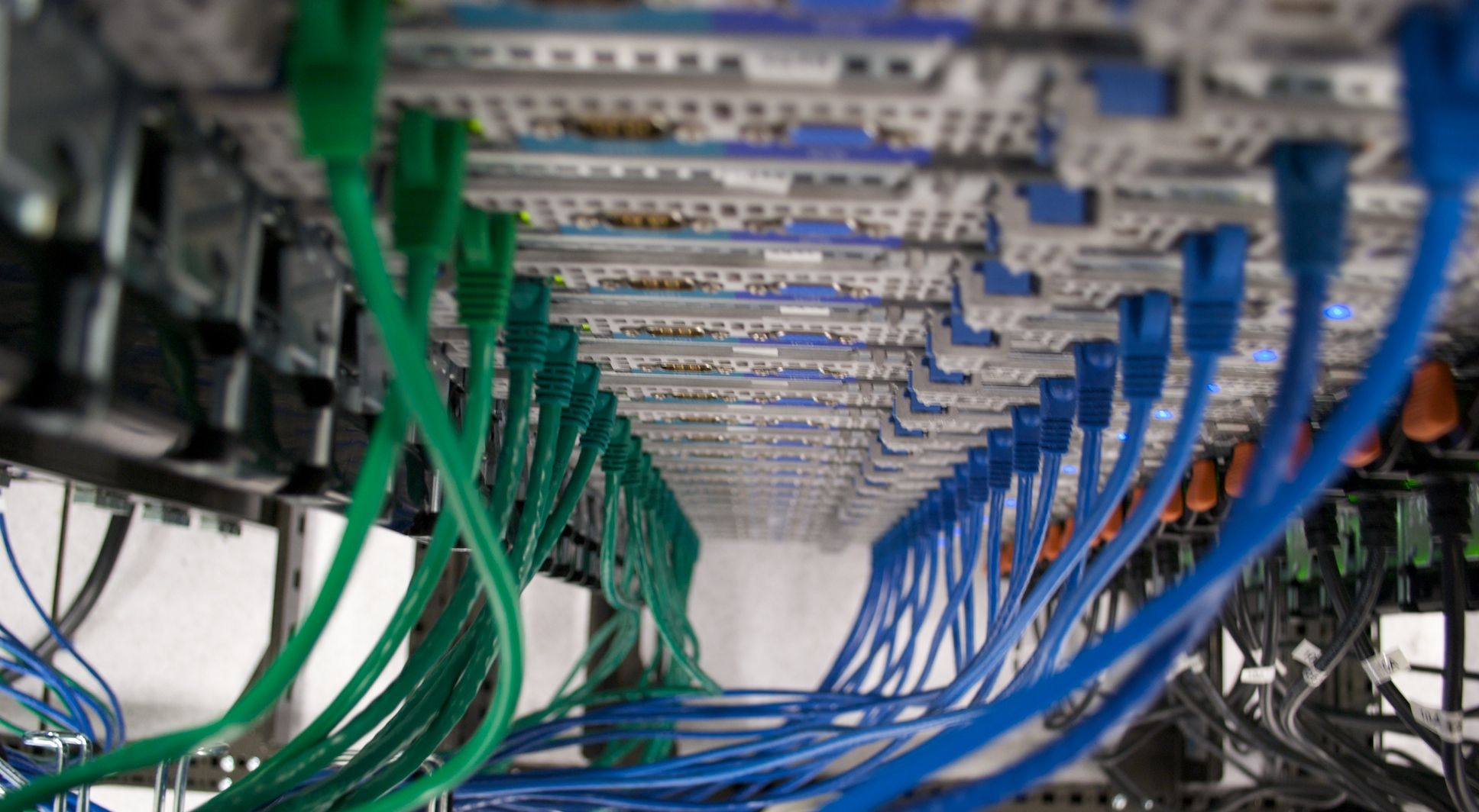 BAZA de DATE a unui furnizor de internet din România, FURATĂ. Doi bărbaţi, ARESTAŢI pentru şantaj