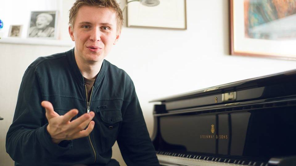ŞANSA VIEŢII pentru un pianist talentat. Are nevoie de 20.000 de LIKE-URI