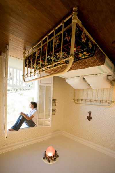 Casa căzută din cer, în care toate obiectele sunt cu susul în jos