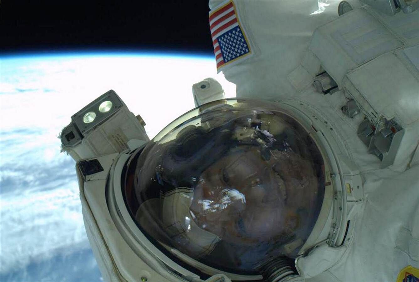 Un astronaut de pe Staţia Spaţială Internaţională a publicat primul "selfie" realizat pe orbită