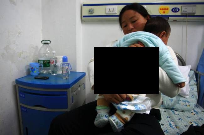 A născut un băieţel şi a vrut să îl ia în braţe. S-A ÎNGROZIT când l-a văzut. Medicii sunt blocaţi