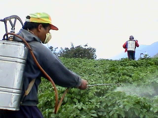 Un bărbat din Iaşi a trăit şocul vieţii. Ce a păţit în timp ce îşi stropea culturile