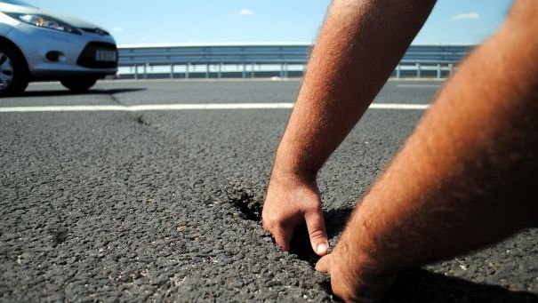 NIMENI nu se aştepta la asta! GROPI pe autostrăzile de la nemţi