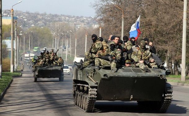 După Crimeea, Estul Ucrainei. Clădiri administrative ocupate, blindate capturate de separatişti 