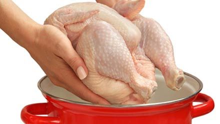 Giurgiu: Două tone de CARNE DE PUI ALTERATĂ, găsite de poliţiştii de frontieră în maşina unui bulgar