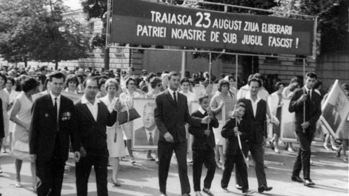 "Era mai bine pe vremea comunismului!". Psihologii explică de ce oamenii "văd în roz" trecutul