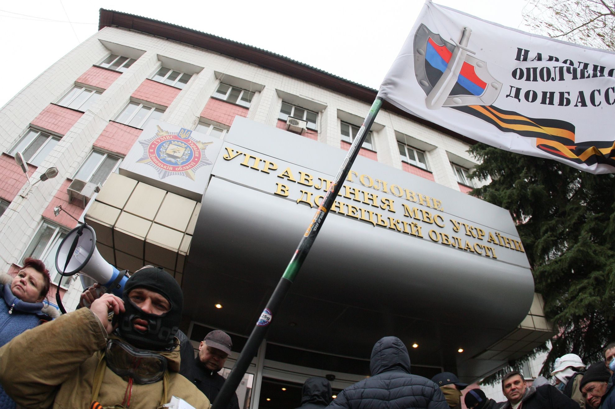 Sediul central al poliţiei din oraşul ucrainean Doneţk, ocupat de manifestanţi proruşi