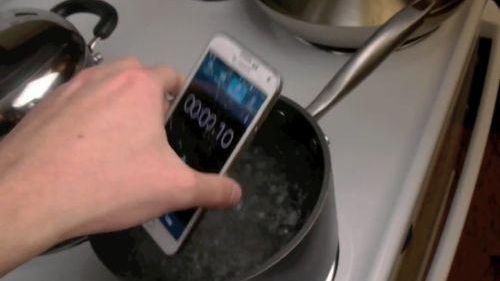 Experiment cu rezultate SURPRINZĂTOARE: Ce se întâmplă  cu un Samsung Galaxy S5 pus la fiert 