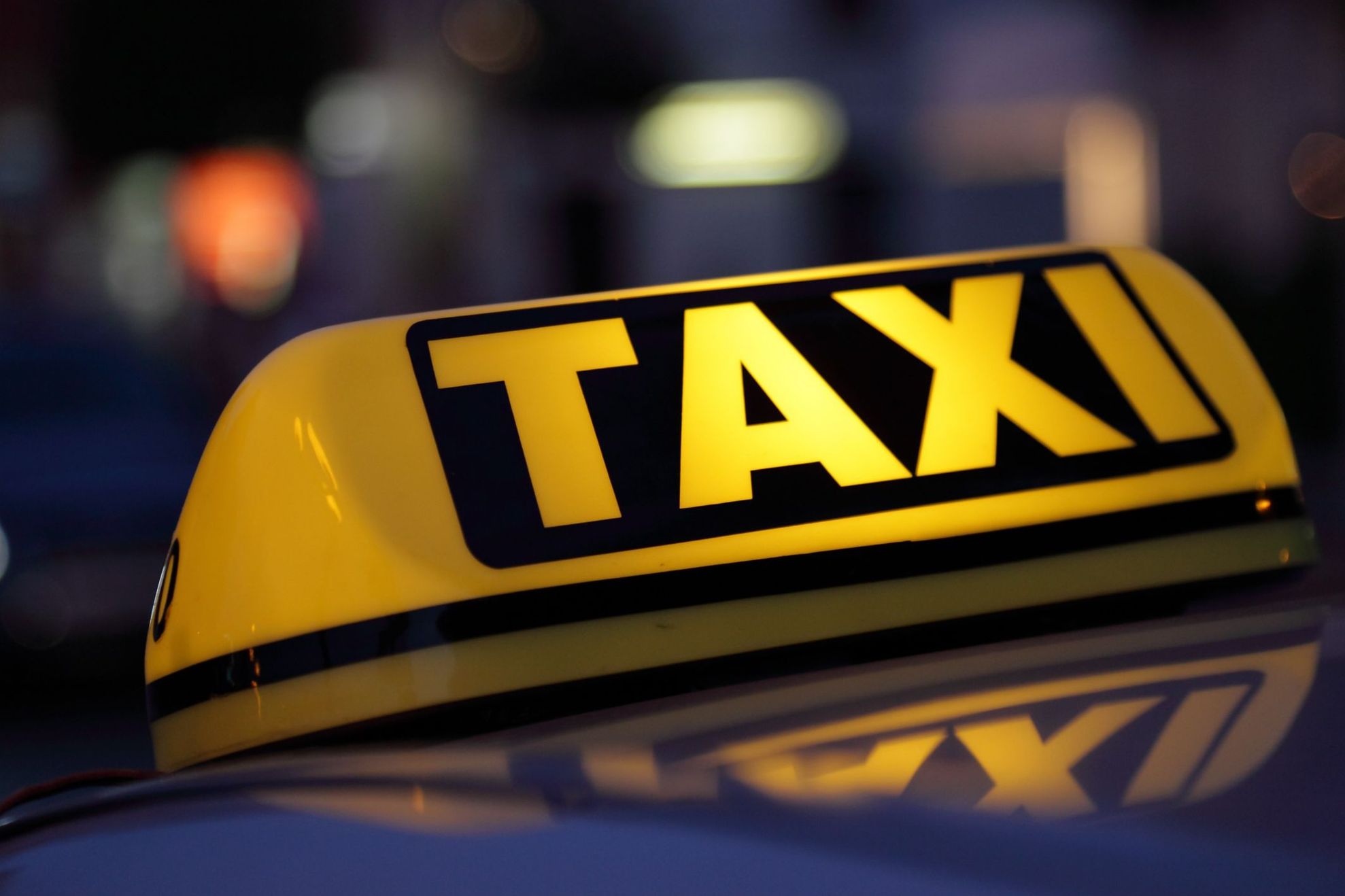 Suceava: Taximetrist cercetat după ce a scos cu forţa un client din maşină şi l-a lovit