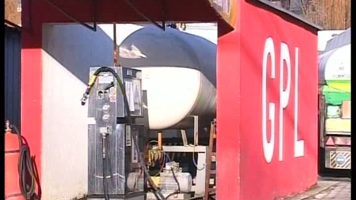 "BENZINA SĂRACULUI", extrem de populară printre şoferii români 