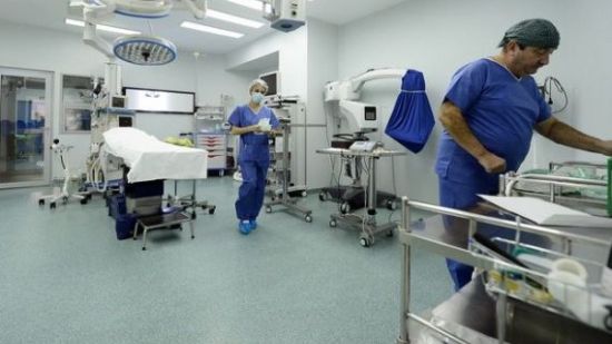Verdict în cazul femeii operate pe creier, căreia i-a căzut un stativ în cap