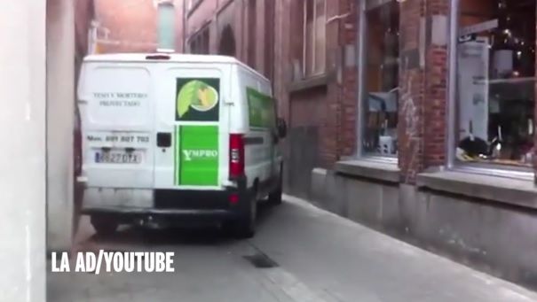 Cel mai PROST ŞOFER? DISTRUGE tot în cale atunci când merge în MARŞARIER