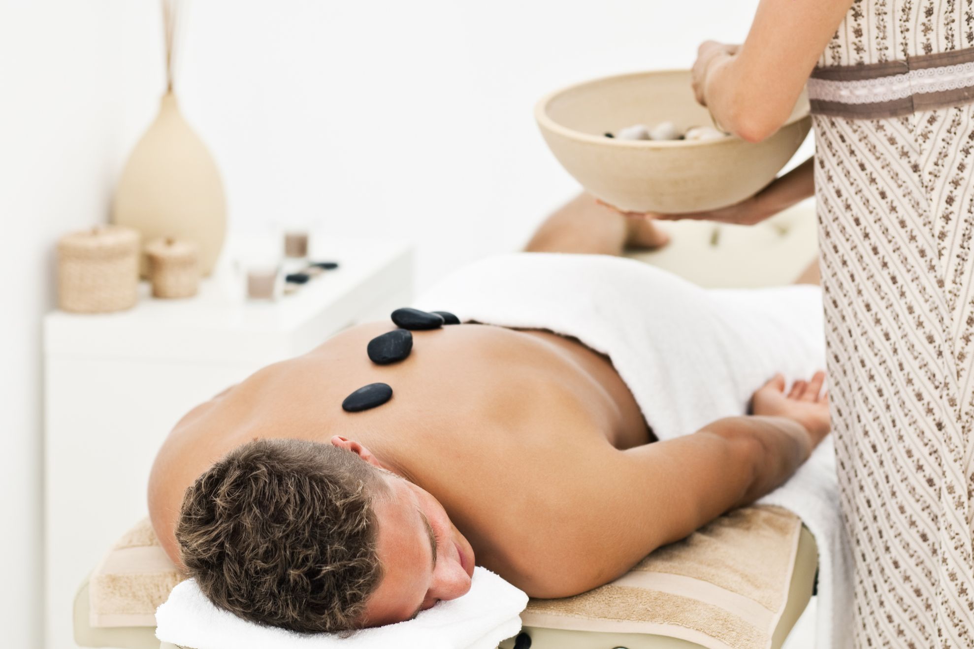 SĂNĂTATE. Beneficiile terapiei cu pietre