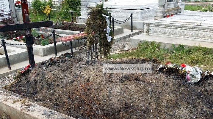 FOCUL îl URMĂREŞTE şi în MORMÂNT. Locul de veci a fost mistuit de flăcări 
