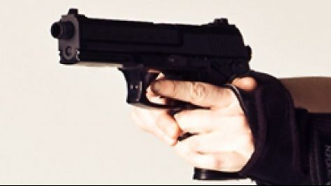 Bărbat împuşcat cu un pistol cu bile de cauciuc