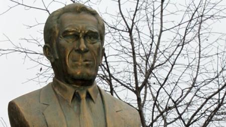 Bustul regizorului Sergiu Nicolaescu va fi înlăturat din centrul oraşului Târgu-Jiu