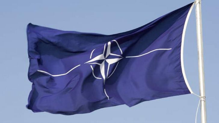 NATO suspendă cooperarea cu Rusia, dar menţine dialogul politic