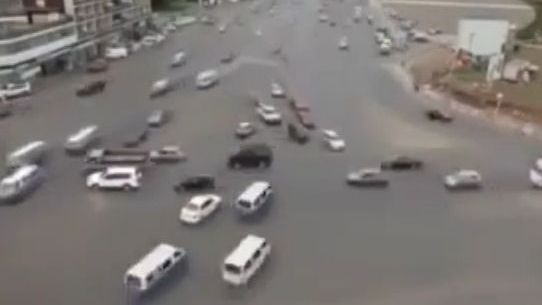 Un adevărat haos în trafic. Crezi că te-ai putea descurca într-o asemenea intersecție?