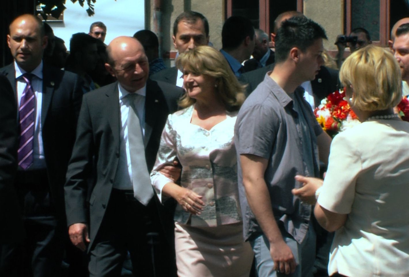 ALEGERILE EUROPARLAMENTARE 2014. Traian Băsescu, aplaudat la ieșirea din secția de votare