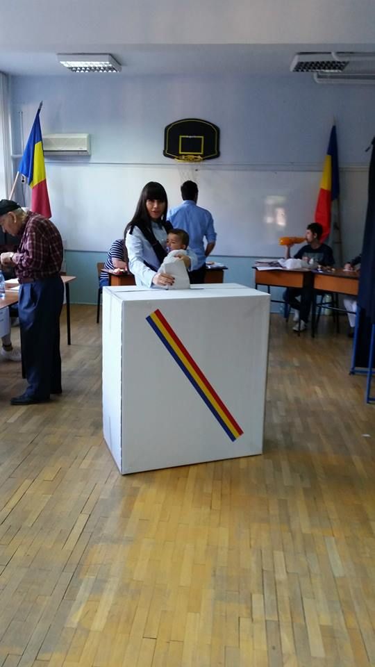 EUROPARLAMENTARE 2014. ELENA BĂSESCU, la VOT cu bebeluşul