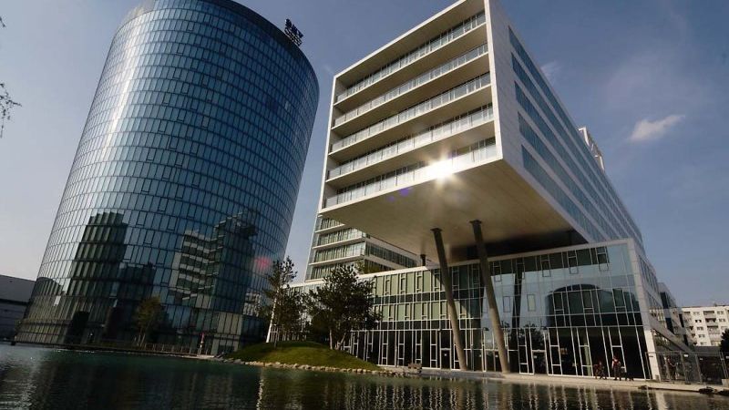 Salariaţii OMV Petrom România protestează la Viena, în faţa sediului companiei UPDATE