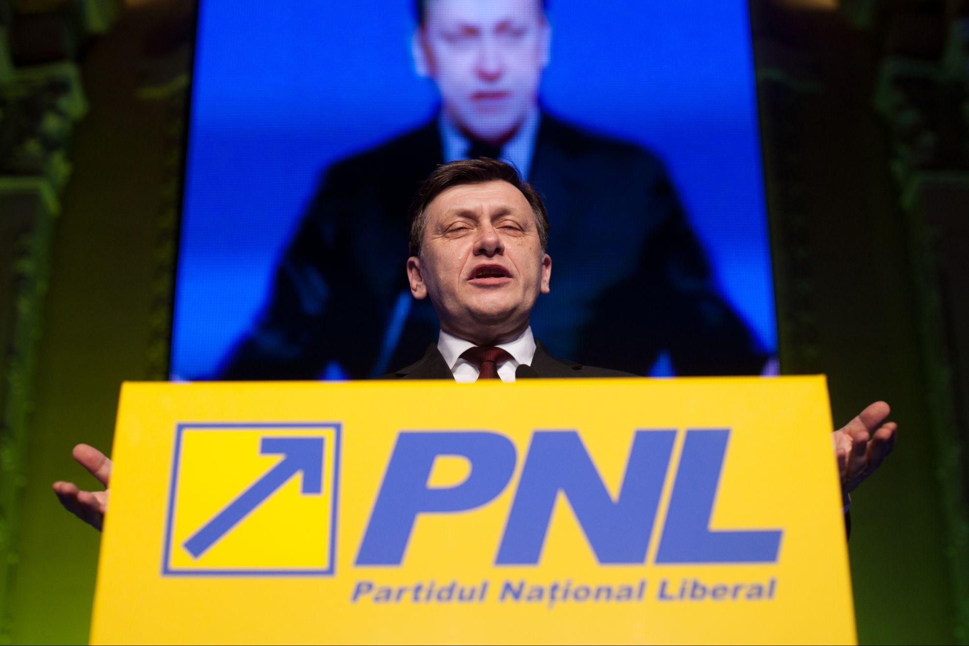 EUROPARLAMENTARE 2014. Afişe cu gropari în tricouri cu sigla PNL, în Bistriţa. Liberalii acuză PSD