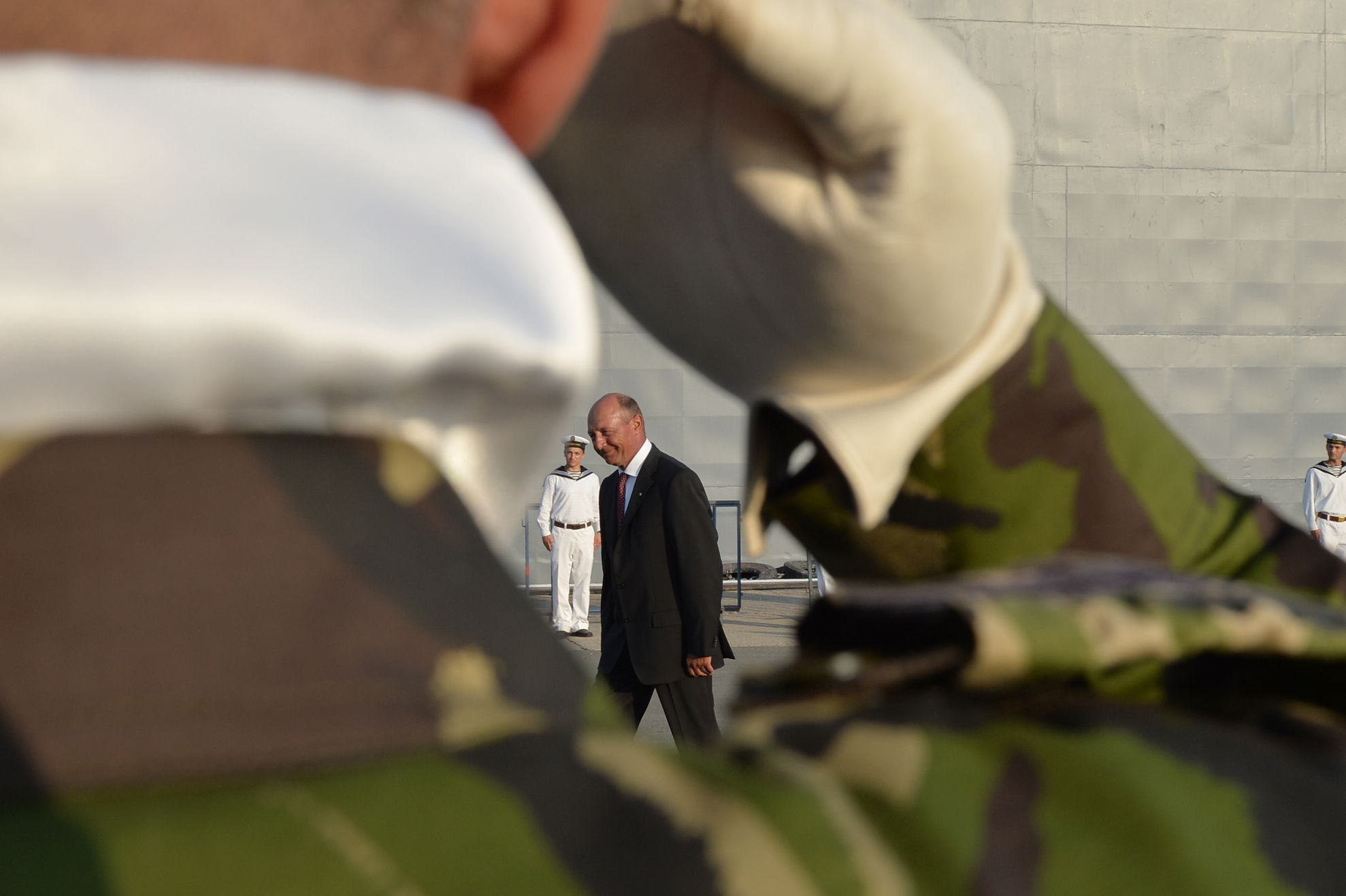 Traian BĂSESCU, SCUIPAT de un bărbat la Constanţa VIDEO